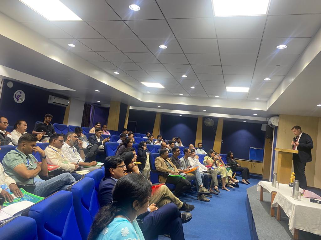 Trade representatives discussing economic cooperation with Belarus